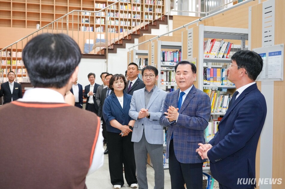 김지철 충남교육감이 지난 15일 논산여자고등학교에서 열린 공간재구조화사업 준공식에서 학교 관계자와 학생들을 격려하고 있다.