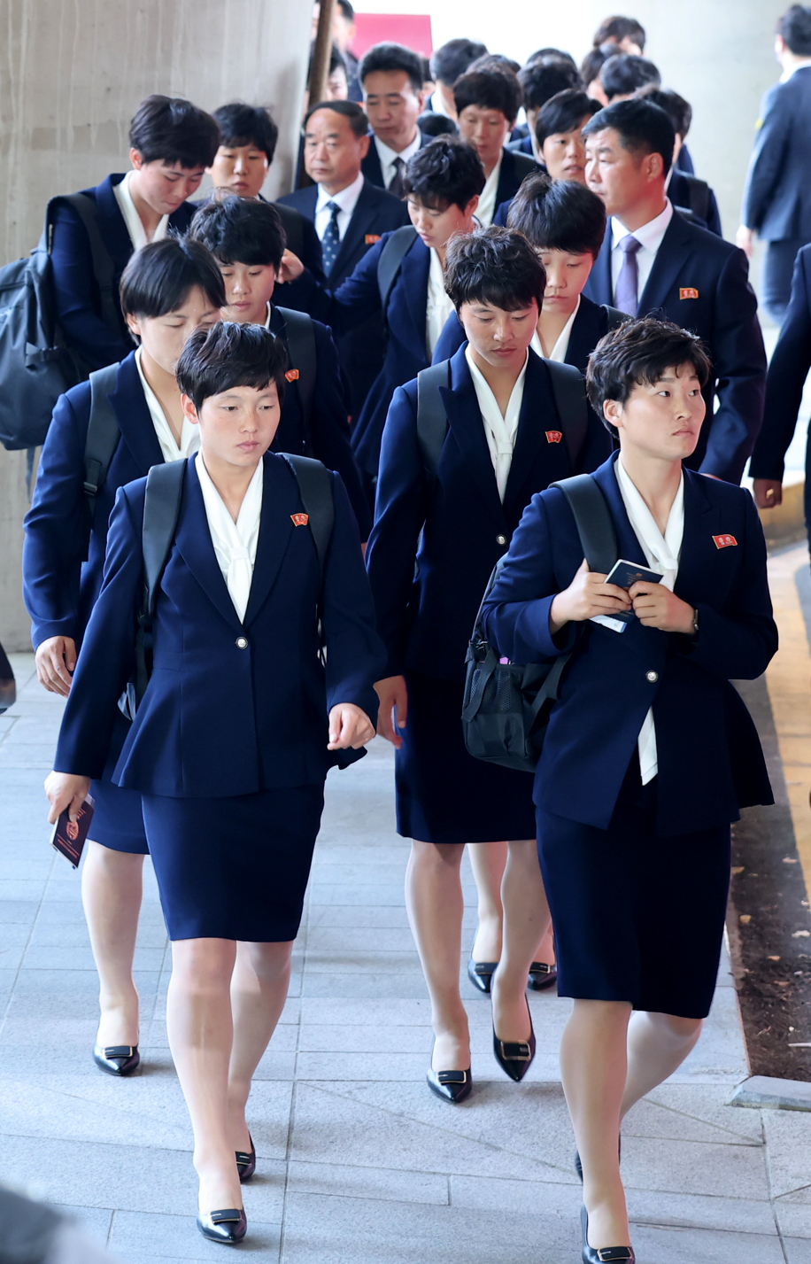 2025-2026 아시아축구연맹(AFC) 여자 챔피언스리그() 4강전에서 수원FC 위민을 상대하는 내고향여자축구단이 17일 인천국제공항 제1여객터미널을 통해 입국한 뒤 버스 탑승을 위해 이동하고 있다. 연합뉴스