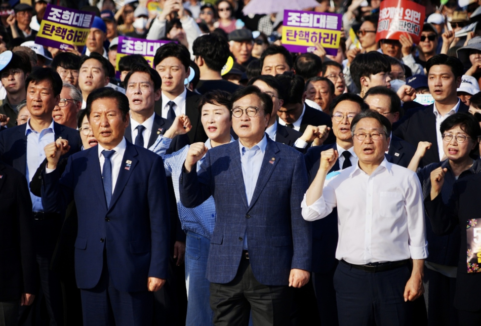 17일 5·18 46주년 전야제에 우원식 국회의장, 정청래 더불어민주당대표, 강기정 광주시장이 참석했다. 시민사회가 주관한 전야제에는 국가 기념식 주관 부처인 국가보훈부 장관이 처음으로 참석해 눈길을 끌었다. /광주시