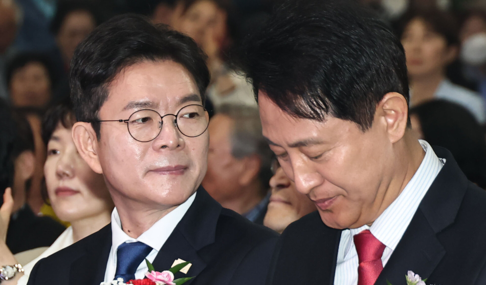정원오 더불어민주당 서울시장 후보와 오세훈 국민의힘 서울시장 후보가 지난 6일 서울 중구 장충체육관에서 열린 대한노인회 서울시연합회 제54회 어버이날 기념행사에서 착석하고 있다. 연합뉴스