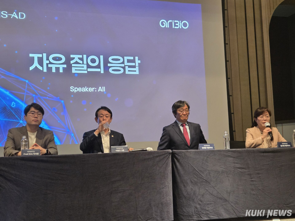 성수현 아리바이오 공동대표가 18일 서울 여의도 페어몬트 앰배서더에서 열린 기자간담회에서 기자 질의에 답하고 있다. 신대현 기자