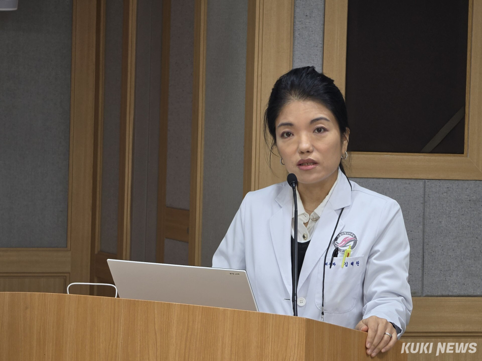 김혜원 한림대학교강남성심병원 난치성가려움센터장이 기자들의 질문에 답변하고 있다. 이찬종 기자