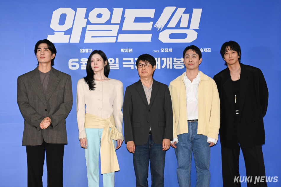 영화 ‘와일드 씽’ 언론배급시사회가 18일 오후 서울 롯데시네마 월드타워점에서 진행되는 가운데 손재곤 감독과 출연진들이 포즈를 취하고 있다.