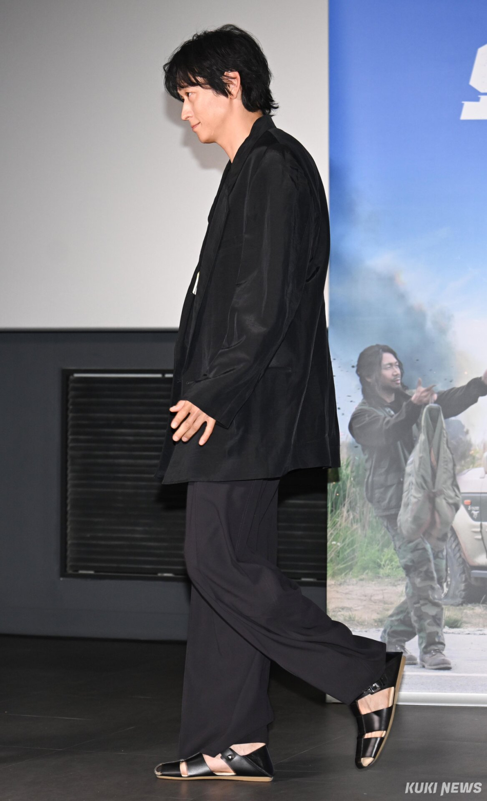 영화 ‘와일드 씽’ 언론배급시사회가 18일 오후 서울 롯데시네마 월드타워점에서 진행되는 가운데 배우 강동원이 포토타임이 끝난 후 퇴장하고 있다.