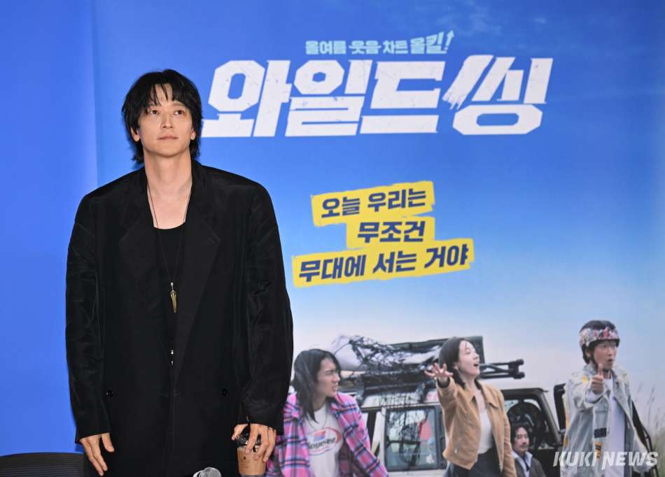 영화 ‘와일드 씽’ 언론배급시사회가 18일 오후 서울 롯데시네마 월드타워점에서 진행되는 가운데 배우 강동원이 퇴장을 위해 일어서고 있다.