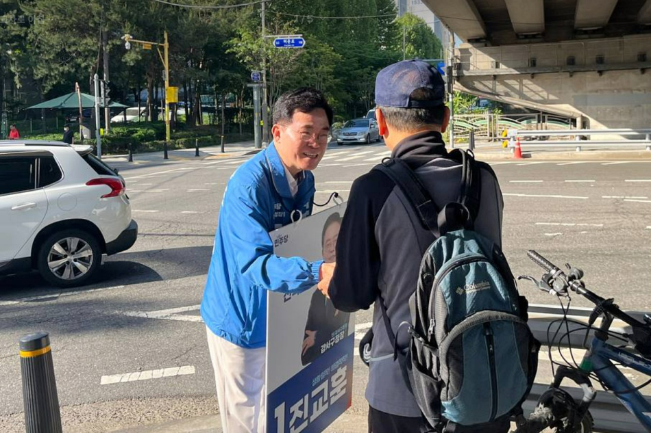진교훈 더불어민주당 강서구청장 후보가 18일 서울 강서구 한 교차로에서 시민들과 인사하고 있다. 진 후보 캠프 제공