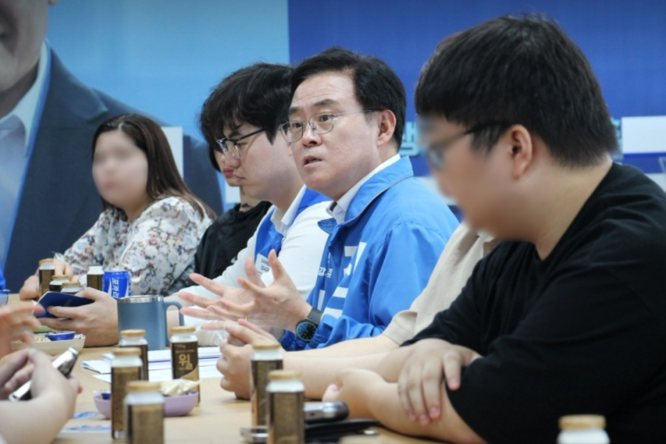 진교훈 더불어민주당 강서구청장 후보가 17일 서울 강서구 캠프 사무실에서 청년들과 정책 간담회를 갖고 있다. 진 후보 캠프 제공