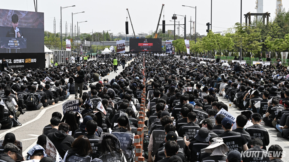 삼성전자 노조가 4월23일 경기 평택시 삼성전자 평택사업장 앞에서 열린 ‘투명하게 바꾸고, 상한폐지 실현하자-4/23 투쟁 결의대회’에서 연대 발언을 하고 있다. 남동균 기자