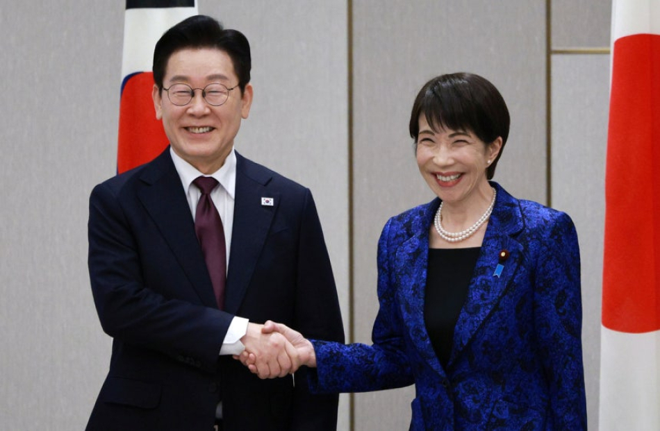 이재명 대통령과 다카이치 사나에 일본 총리가 지난 2월13일 일본 나라현 정상회담장에서 확대 회담에 앞서 악수하고 있다. 연합뉴스