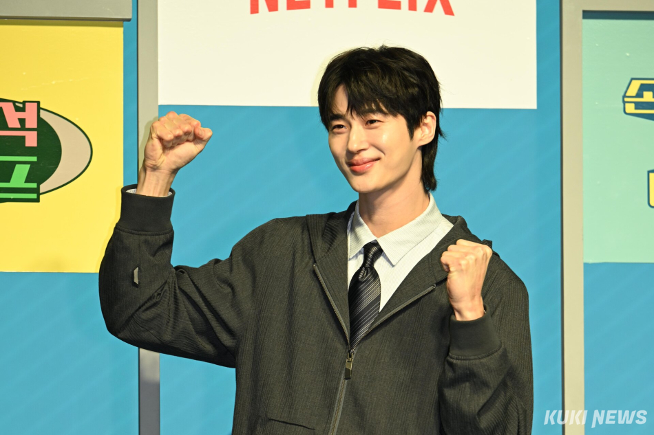 변우석이 19일 오전 서울 종로6가 JW 메리어트 동대문 스퀘어 서울에서 열린 넷플릭스 예능 ‘유재석 캠프’ 제작발표회에 참석해 포즈를 취하고 있다. 임은재 기자
