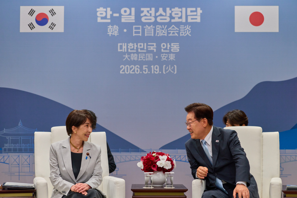 이재명 대통령과 다카이치 사나에 일본 총리가 19일 경북 안동 한 호텔에서 소인수 정상회담을 하고 있다.