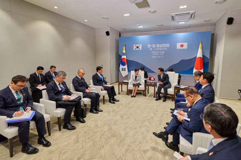 이재명 대통령과 다카이치 사나에 일본 총리가 19일 경북 안동 한 호텔에서 소인수 정상회담을 하고 있다.