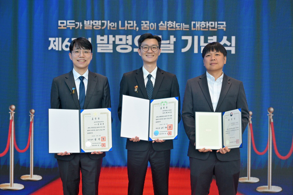 제61회 발명의 날 기념식에서 HL클레무브 한재현 팀장(왼쪽), HL만도 배재훈 팀장(가운데), 장재훈 책임(오른쪽)이 기념 촬영을 하고 있다. HL그룹