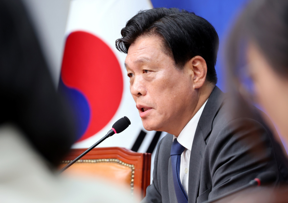 더불어민주당 총괄선대본부장인 조승래 사무총장이 20일 국회에서 공식 선거운동 시작을 앞두고 기자간담회를 열고 있다. 연합뉴스
