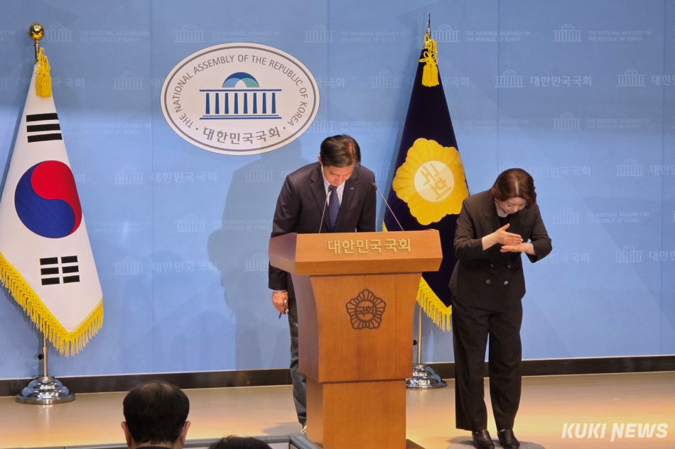 조국 조국혁신당 경기 평택을 국회의원 재선거 후보가 20일 서울 여의도 국회 소통관 기자회견장에서 발언을 마치고 인사하고 있다. 김건주 기자