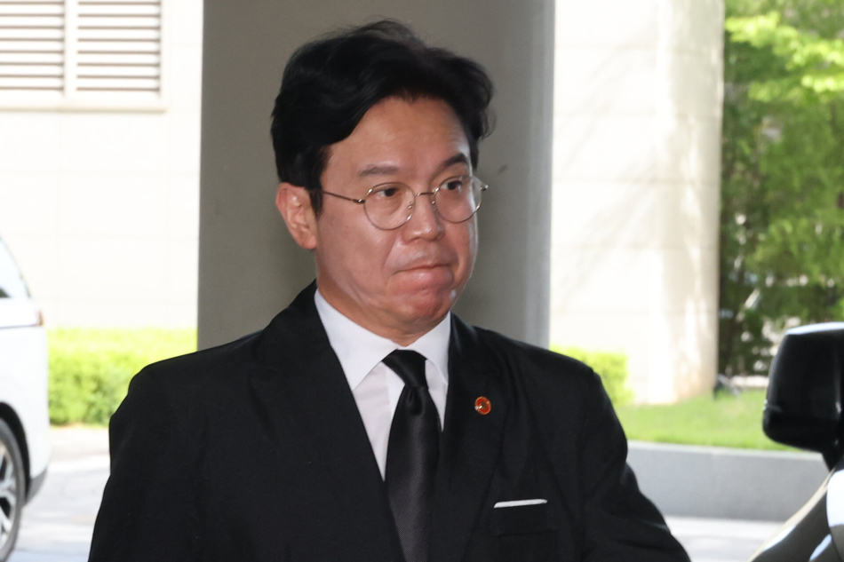 김영훈 고용노동부 장관이 삼성전자 노사 임금 협상을 위한 2차 사후조정 절차가 진행 중인 18일 정부세종청사 고용노동부에 도착해 집무실로 들어가고 있다. 연합뉴스