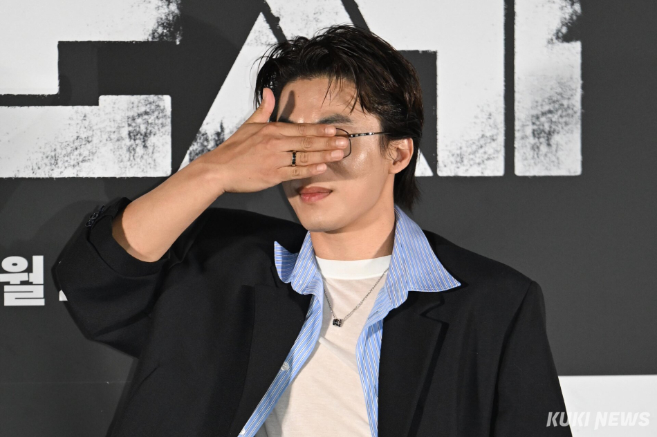 배우 구교환이 20일 서울 CGV 용산아이파크몰점에서 진행되는 영화 ‘군체’ 언론시사회에서 포즈를 취하고 있다.
