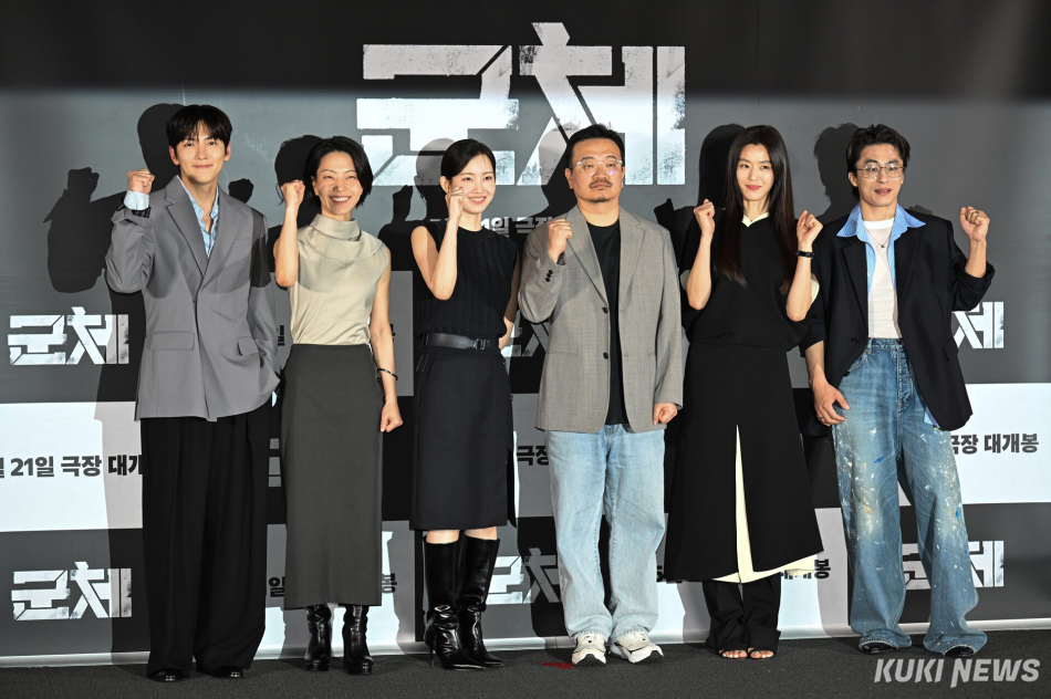 영화 ‘군체’ 언론시사회가 20일 서울 CGV 용산아이파크몰점에서 진행되는 가운데 연상호 감독과 출연진들이 포즈를 취하고 있다.