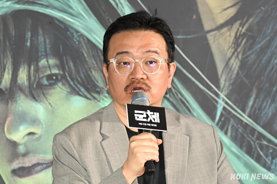 연상호 감독이 20일 서울 CGV 용산아이파크몰점에서 진행되는 영화 ‘군체’ 언론시사회에서 발언하고 있다.