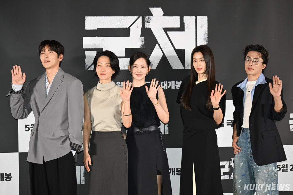 영화 ‘군체’ 언론시사회가 20일 서울 CGV 용산아이파크몰점에서 진행되는 가운데 출연진들이 포즈를 취하고 있다.