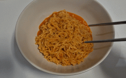 꾸덕함 키운 열라면·칼칼함 살린 신라면…‘로제라면’ 승자는 [리뷰로그]