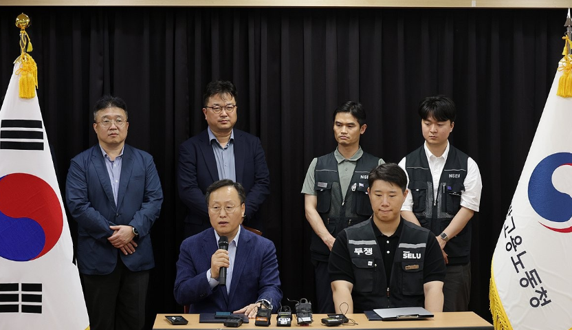 20일 경기도 수원시 장안구 경기고용노동청에서 열린 삼성전자 임금협상을 마친 후 여명구 삼성전자 DS(디바이스솔루션·반도체 사업 담당) 피플팀장과 최승호 삼성그룹 초기업노동조합 삼성전자지부 위원장이 잠정 합의안에 서명한 후 기자회견을 하고 있다. 연합뉴스