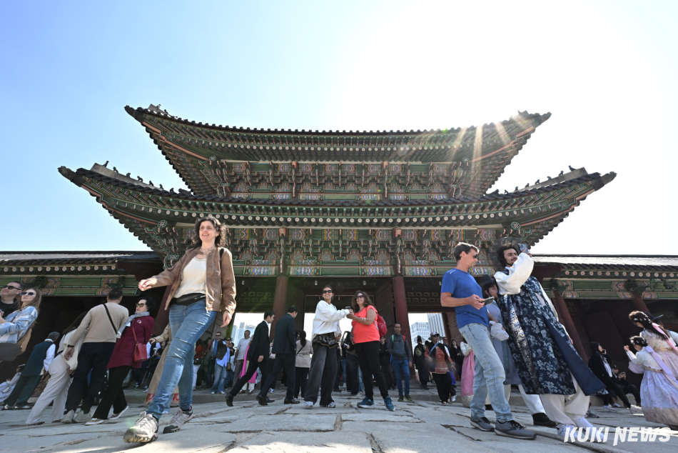외국인 관광객들이 2일 서울 종로구 광화문 일대를 둘러보고 있다. 남동균 기자