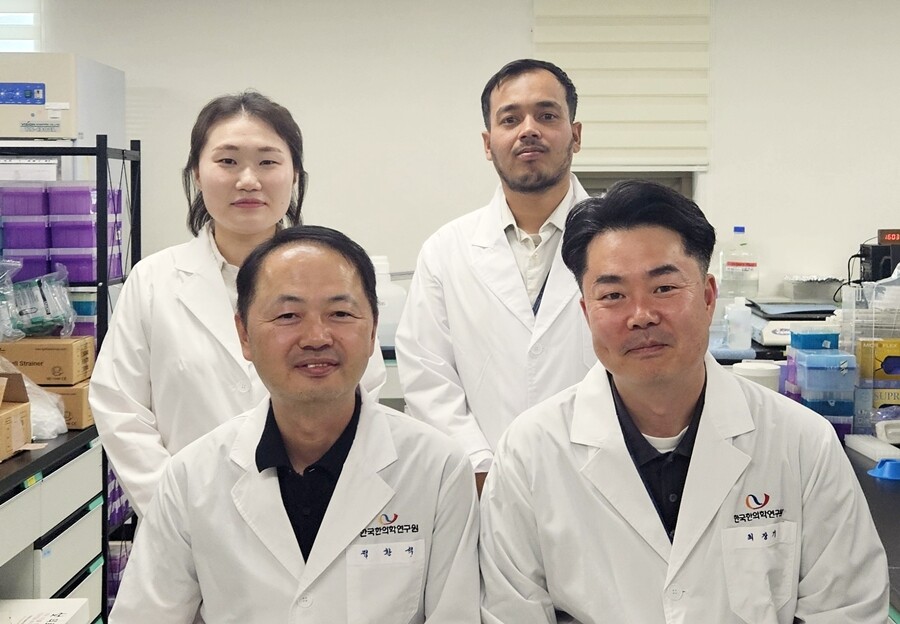 (앞줄 왼쪽부터)정환석 박사, 최장기 박사 (뒷줄 왼쪽부터)이은지 박사, 카지 UST 학생. 한국한의학연구원