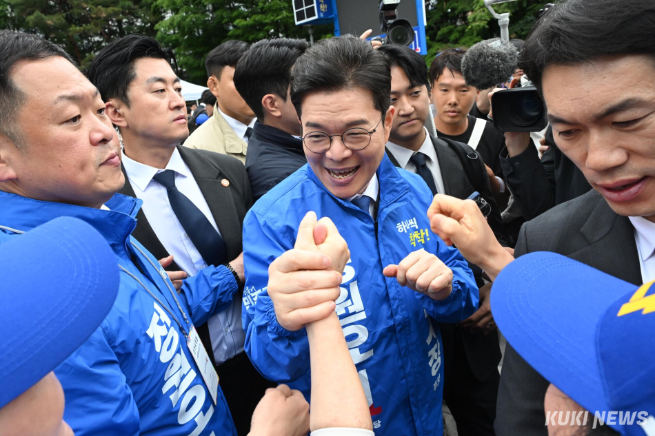정원오 더불어민주당 서울시장 후보가 21일 서울 왕십리역 광장에서 열린 출정식이 끝난 후 지지자들과 악수하고 있다.