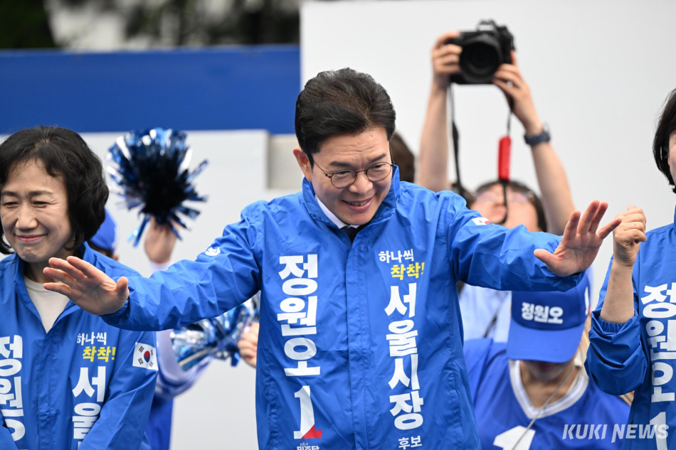 정원오 더불어민주당 서울시장 후보가 21일 서울 왕십리역 광장에서 열린 출정식에서 지지자들과 인사하고 있다.
