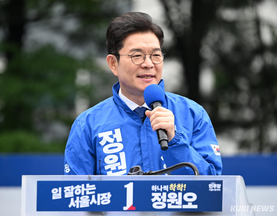 정원오 더불어민주당 서울시장 후보가 21일 서울 왕십리역 광장에서 열린 출정식에서 연설하고 있다.