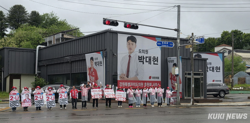 최명수 국민의힘 화천군수 후보가 사내면 사창리 읍내에서 유권자들을 상대로 선거운동을 펼치고 있다.