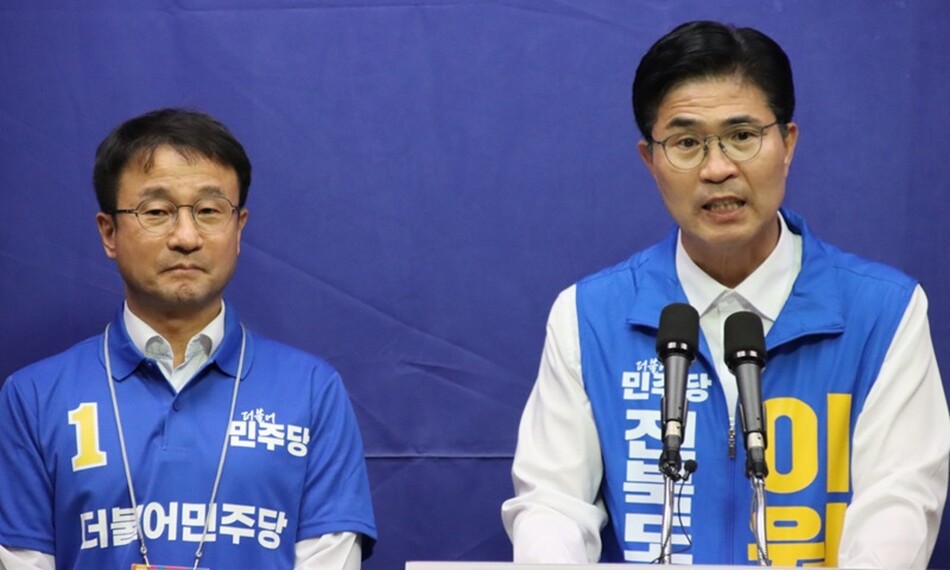 이원택 더불어민주당 전북도지사 후보가 21일 한병도 민주당 원내대표와 함께 전북도의회에서 기자회견을 통해 1호 공약으로 ‘전북성장공사 설립’ 추진 계획을 설명하고 있다.