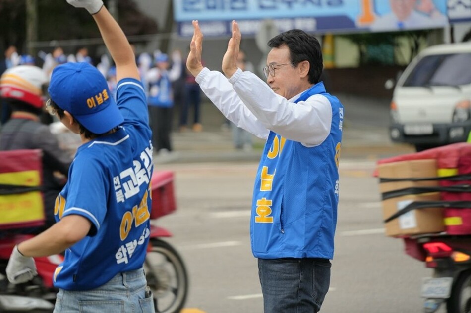 이남호 전북교육감 후보가 6·3지방선거 공식 선거운동 첫날인 21일 전주 종합경기장 사거리에서 유세에 나서 지지를 호소하고 있다.