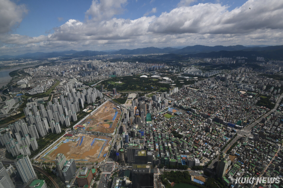 서울 송파구 롯데월드타워에서 바라본 송파구와 강남구 아파트 단지 모습. 쿠키뉴스 자료사진