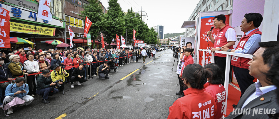 오세훈 국민의힘 서울시장 후보가 21일 서울 서대문구 인왕시장에서 열린 유세에서 발언하고 있다.
