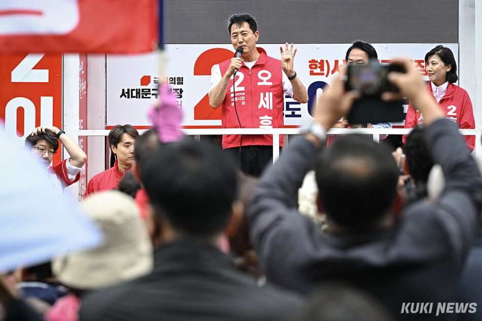 오세훈 국민의힘 서울시장 후보가 21일 서울 서대문구 인왕시장에서 열린 유세에서 발언하고 있다.