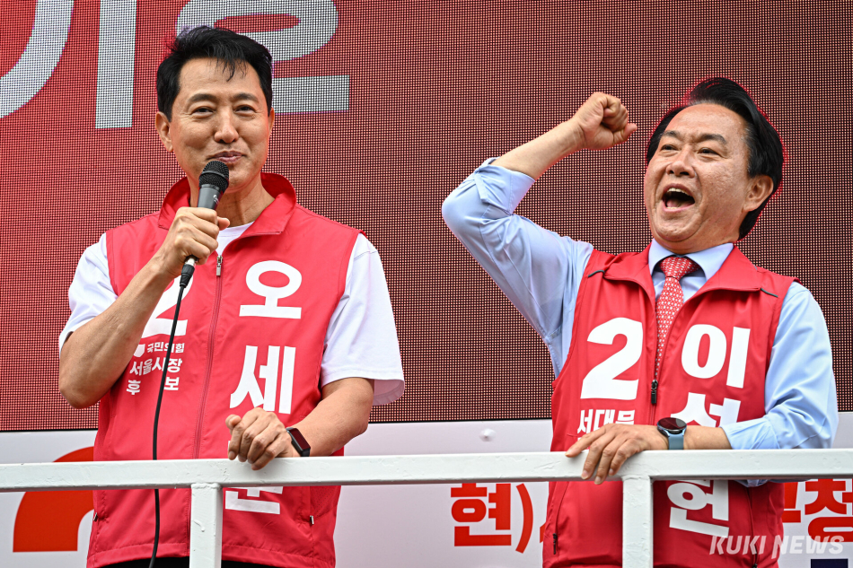 이성헌(오른쪽) 국민의힘 서대문구청장 후보가 21일 서울 서대문구 인왕시장에서 열린 유세에서 오세훈 국민의힘 서울시장 후보를 연호하고 있다.