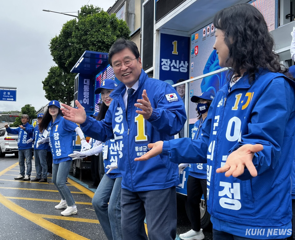더불어민주당 장신상 횡성군수 후보는 21일 오전 강원 횡성군 횡성읍 시계탑 로터리에서 출정식을 열고 표심 잡기에 나섰다. 윤수용 기자