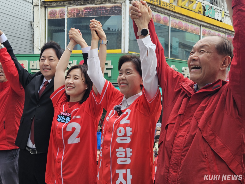 양향자 국민의힘 경기지사 후보가 21일 경기 수원시 남문시장 일대에서 출정식을 열고 유세를 벌이고 있다. 이은서 기자