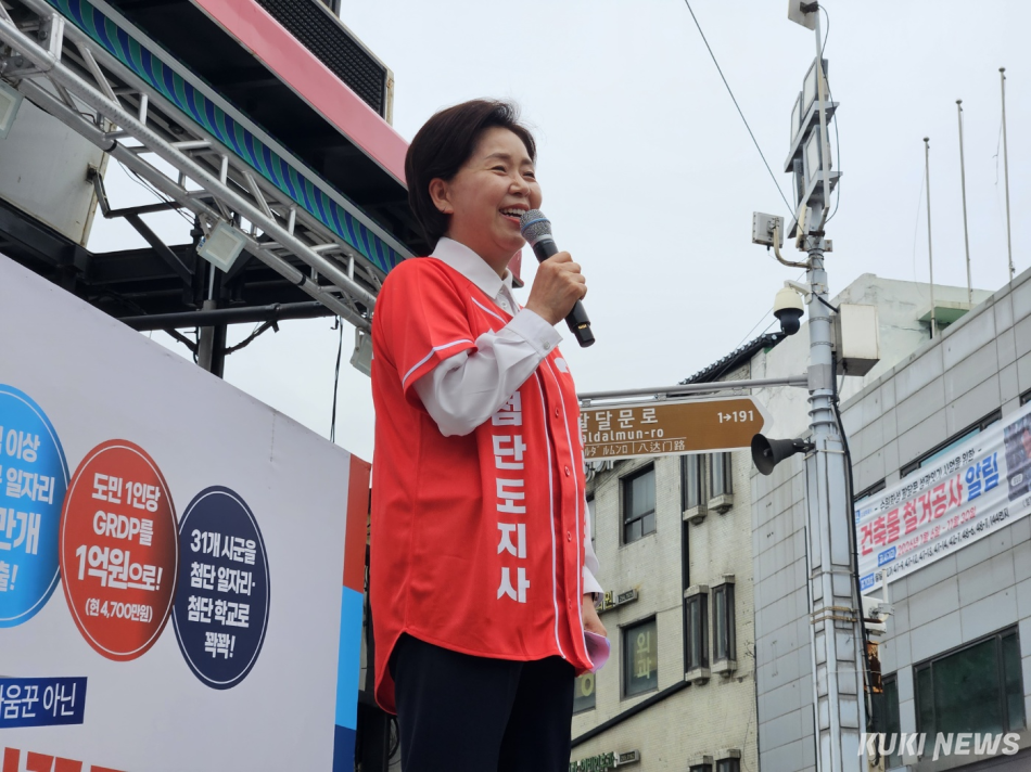 양향자 국민의힘 경기지사 후보가 21일 경기 수원시 남문시장 일대에서 출정식을 열고 유세를 벌이고 있다. 이은서 기자
