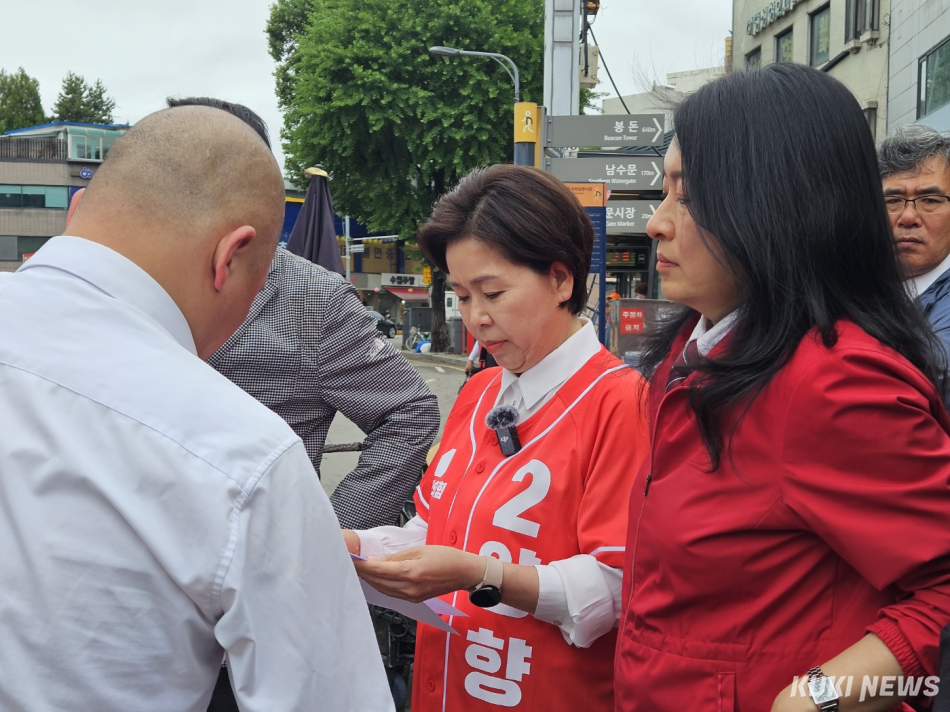 양향자 국민의힘 경기지사 후보가 21일 경기 수원시 남문시장 일대에서 출정식을 열고 유세를 벌이고 있다. 이은서 기자
