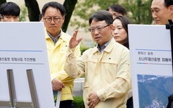 박은식 산림청장, 봉하마을 방문… ‘소나무재선충병 대응 현장점검’ [쿠키포토]