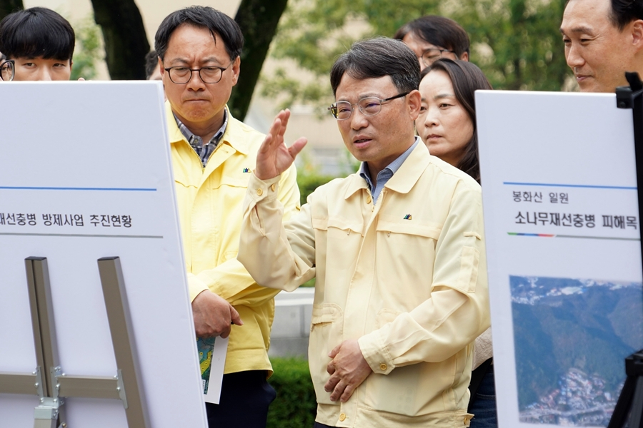 21일 경남 김해시 봉하마을에서 소나무재선충병 방제 현황을 살피는 박은식 산림청장. 산림청