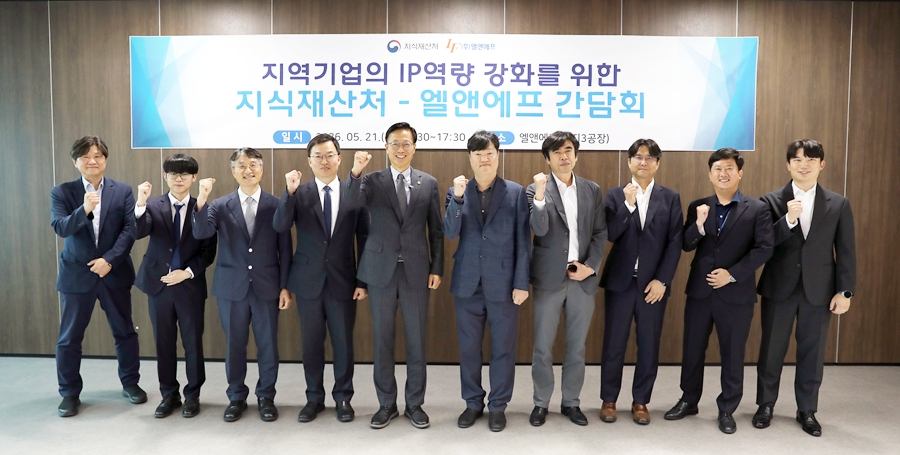 21일 대구 달서구 소재 이차전지 전문기업 엘앤에프를 방문한 김용선 지식재산처장(왼쪽 다섯번째). 지식재산처