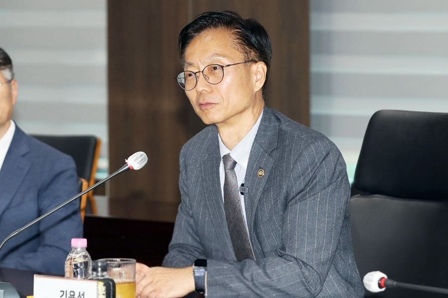 21일 대구 달서구 소재 이차전지 전문기업 엘앤에프를 방문한 김용선 지식재산처장. 지식재산처
