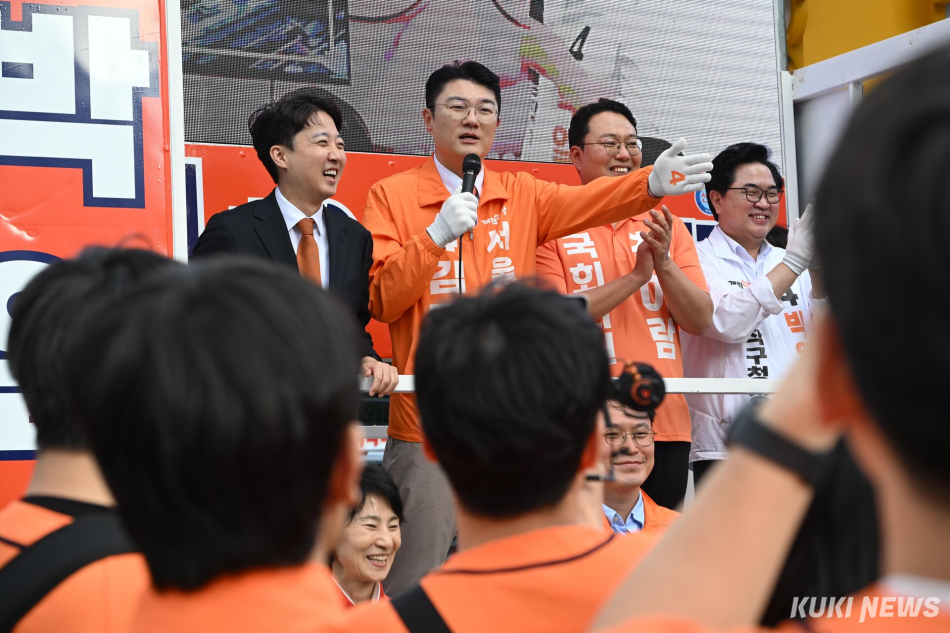 김정철 개혁신당 서울시장 후보가 6·3 지방선거 공식 선거운동이 시작된 21일 서울 사당역 인근에서 출정식을 진행하고 있다.