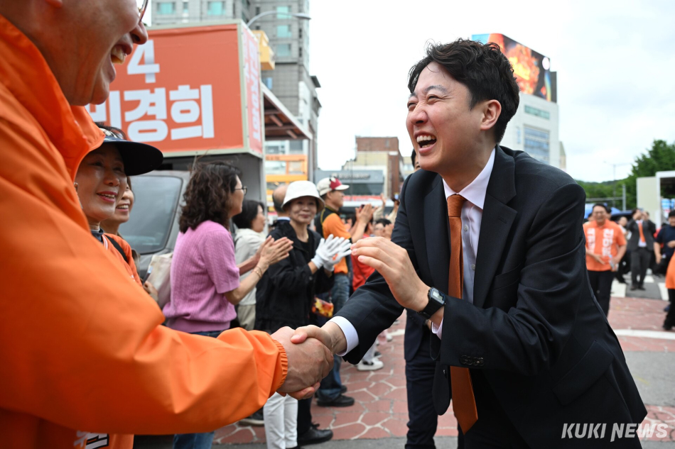 이준석 개혁신당 대표가 21일 서울 사당역 인근에서 지지자들과 악수하고 있다.