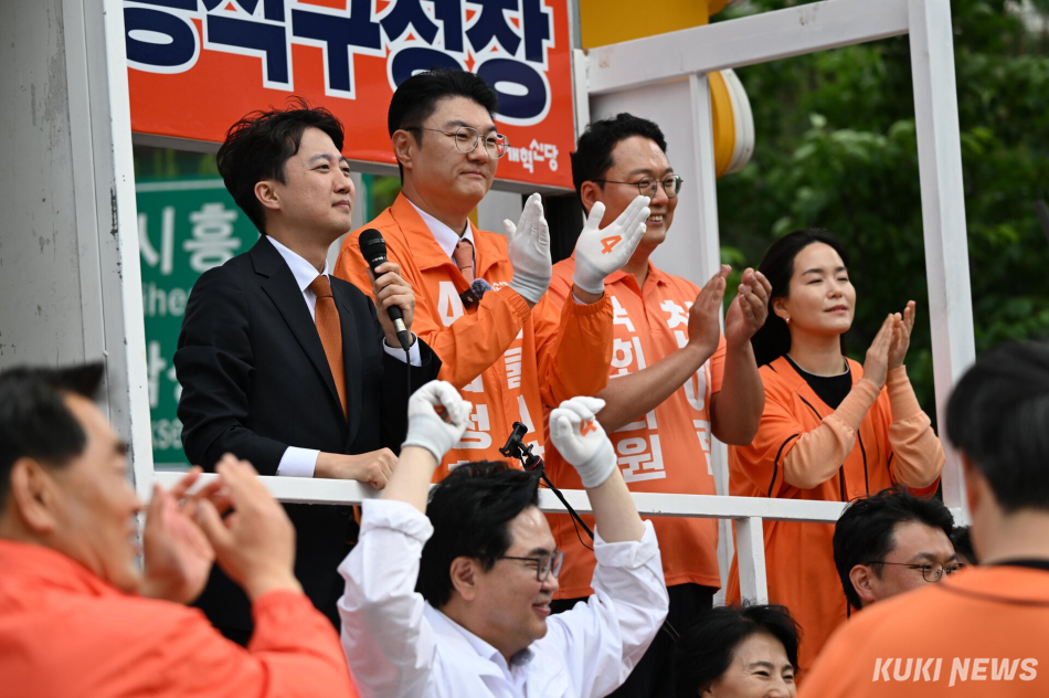 이준석 개혁신당 대표가 21일 서울 사당역 인근에서 열린 김정철 개혁신당 서울시장 후보 출정식에서 연설하고 있다.