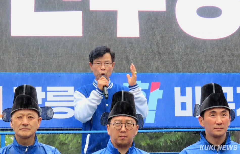 김중남 강릉시장 후보를 비롯한 더불어민주당 강릉지역 도·시의원 후보자 전원은 21일 월화거리에서 선거운동원·당원·시민·지지자 등 300여명이 참여한 가운데 ‘6.3지선 강릉유세단 출정식’을 갖고. 옥천동 오거리에서 첫 공동유세를 펼쳤다. 전인수 기자
